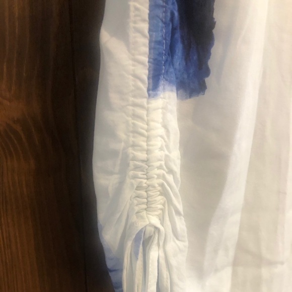 ⭐️5/$20 White & blue floral tunic top with ties Le Chateau flower autumn - Picture 2 of 4